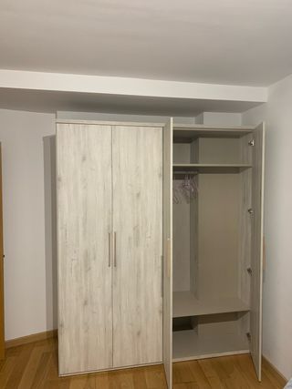 Armario de madera beige y gris