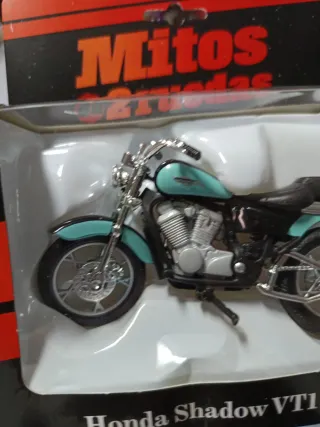 Maqueta Moto Honda Shadow VT1100C Mitos 2 Ruedas