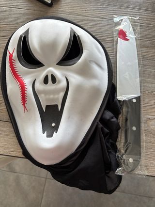 Maschera e coltello di Halloween