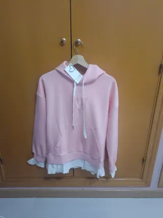 Sudadera rosa con volantes blancos