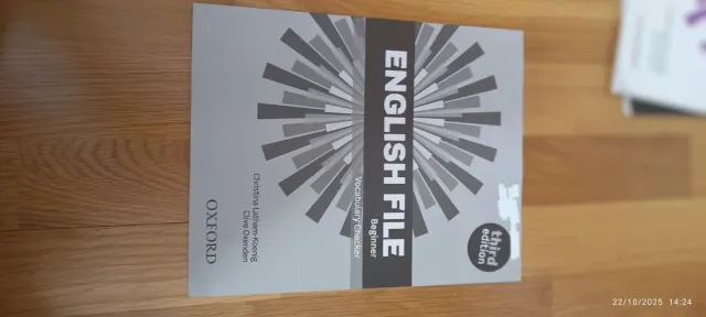 English File 3rd Edition Beginner Student's Boo...