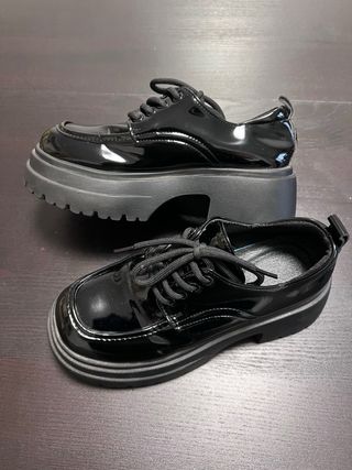 Zapatos charol negros con cordones