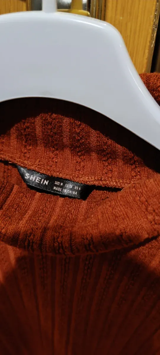 Jersey Shein marrón cuello alto