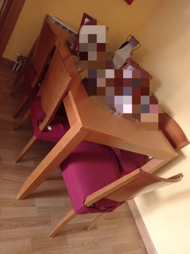 Mesa comedor con 6 sillas madera.
Extensible 