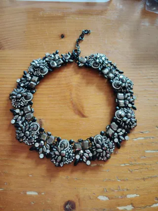 Collar llamativo con pedrería