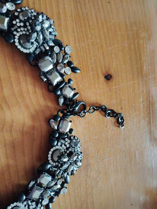 Collar llamativo con pedrería