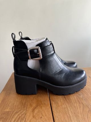 Botines negros con hebilla