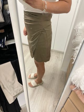 Falda asimétrica beige mujer