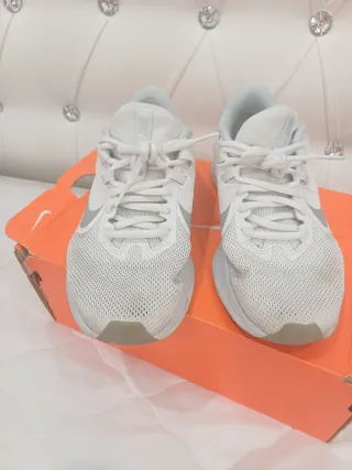 Zapatillas Nike grises y blancas