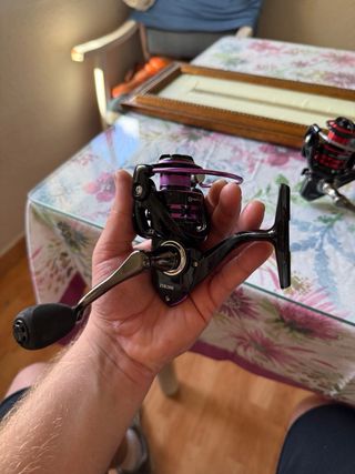 Carrete Pesca Spinning Talla 2000 Negro/Morado