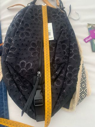 Mochila Desigual negra con lentejuelas