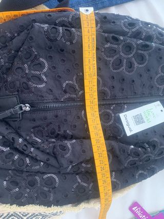 Mochila Desigual negra con lentejuelas