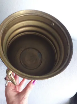 Macetero antiguo metal bronce con asas