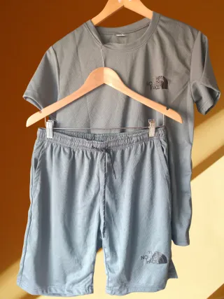 Conjunto deportivo gris