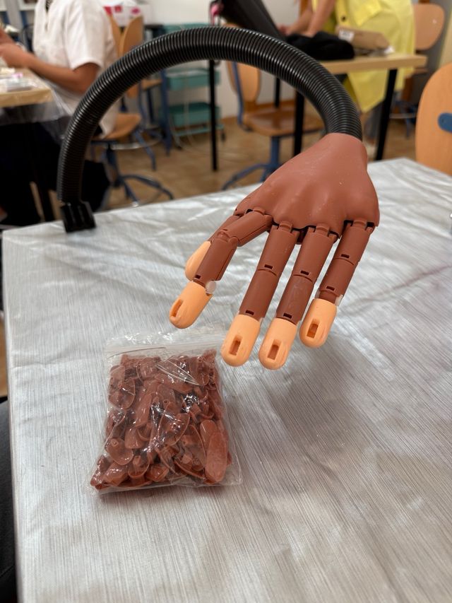 Mano articulada para uñas