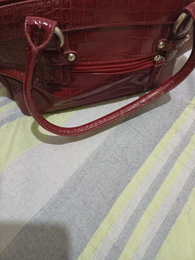 Bolso de piel rojo