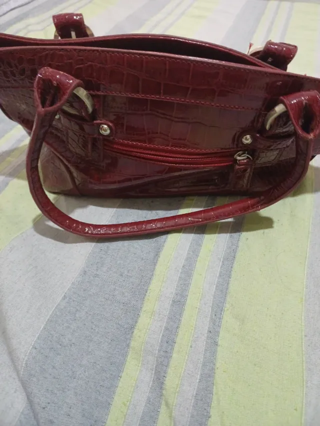 Bolso de piel rojo