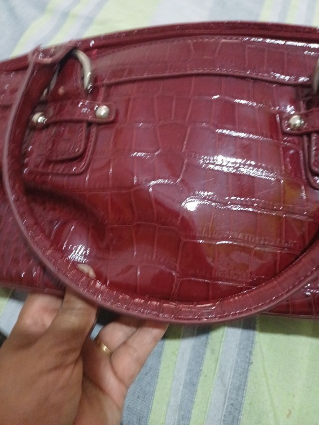 Bolso de piel rojo