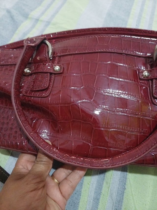 Bolso de piel rojo
