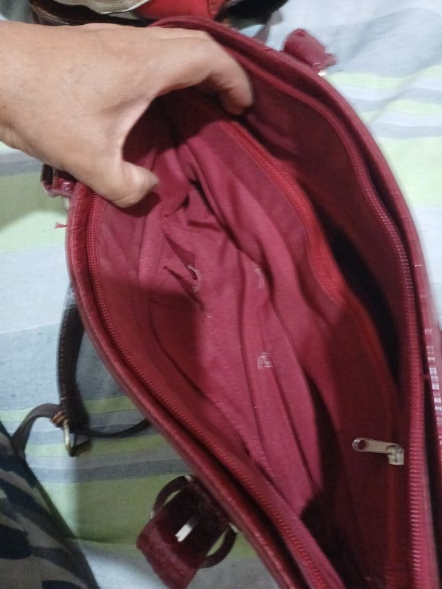 Bolso de piel rojo