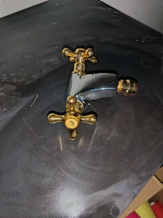 Grifos de lavabo y bañera dorados y plateados