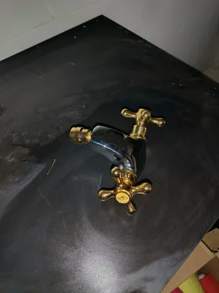 Grifos de lavabo y bañera dorados y plateados