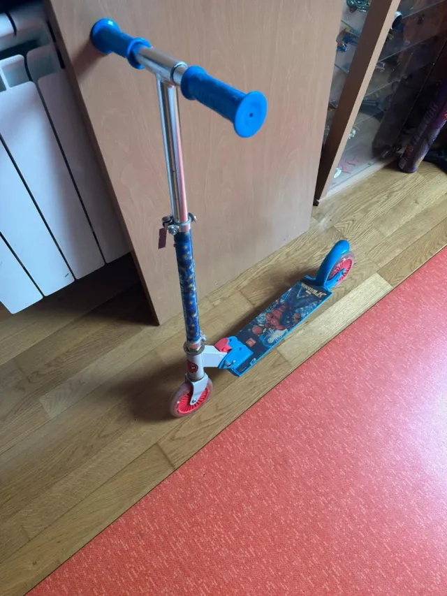 Patinete infantil azul y plateado Spiderman 