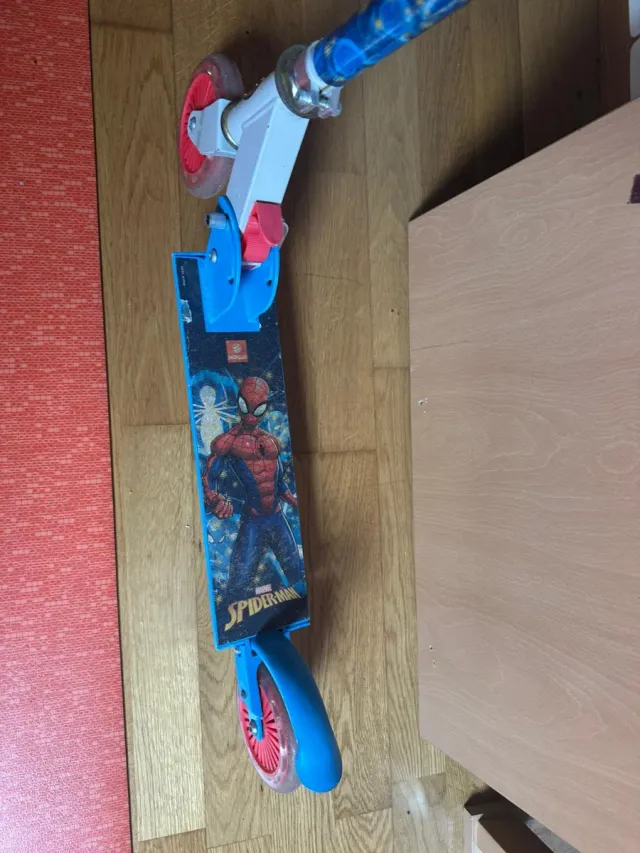 Patinete infantil azul y plateado Spiderman 