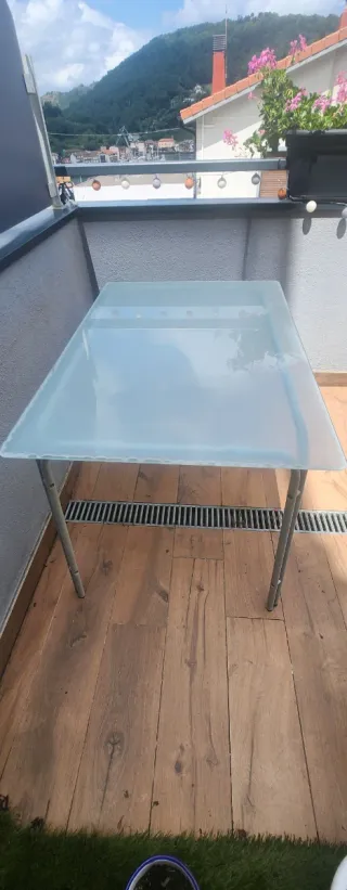 Mesa de cristal templado y metal