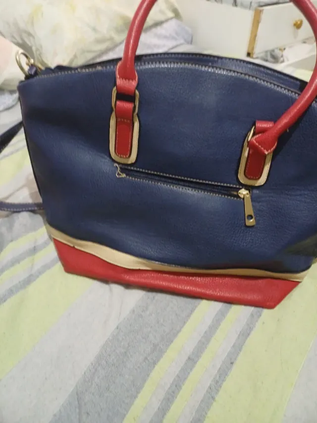 Bolso azul y rojo