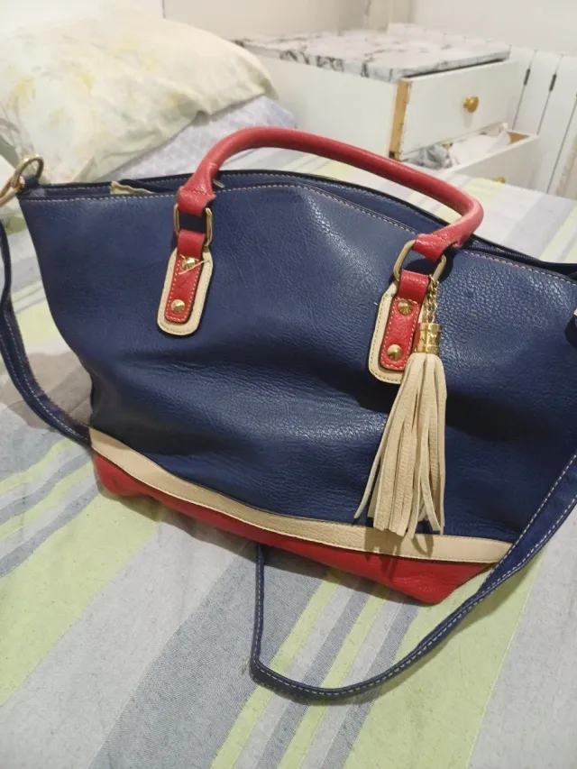 Bolso azul y rojo