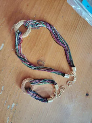 Collar y pulsera multicolor con detalles dorados