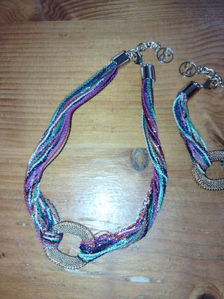 Collar y pulsera multicolor con detalles dorados