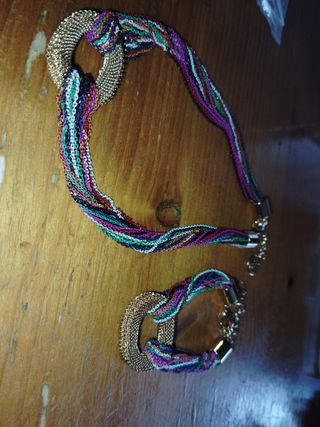 Collar y pulsera multicolor con detalles dorados