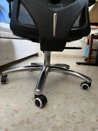 Silla de oficina ergonómica negra