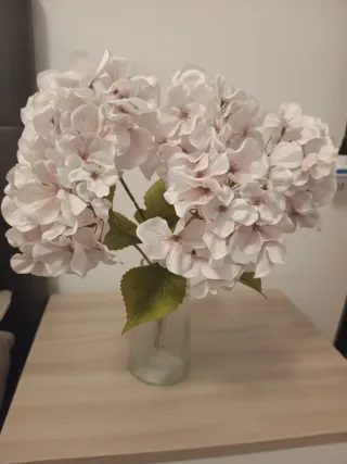 Vaso con fiori artificiali rosa