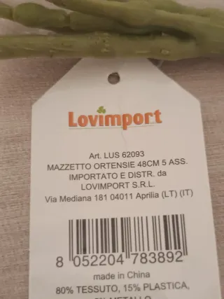 Vaso con fiori artificiali rosa