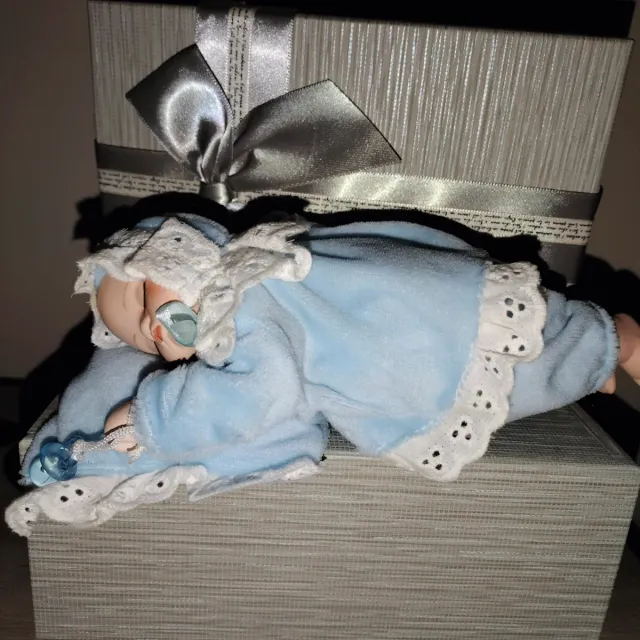 Bebé de porcelana musical