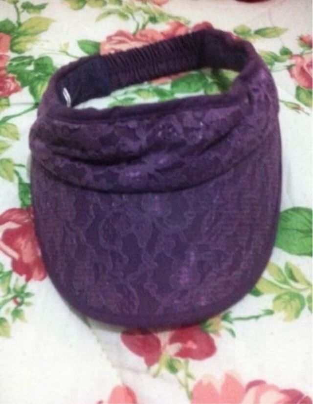 Visera de encaje morado