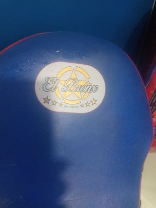 Guantes de boxeo rojos.para