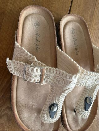 Sandalias bordadas beige y blancas