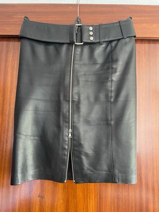 Falda de piel negra con cremallera