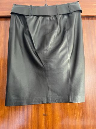 Falda de piel negra con cremallera