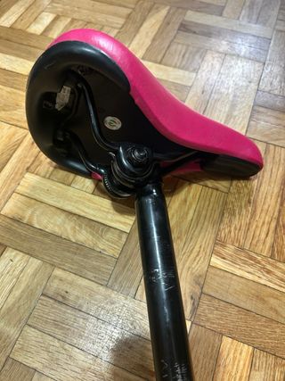 sillín rosa con tija incluida 26mm