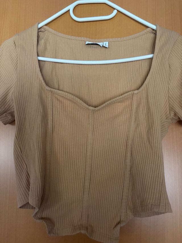 Top canalé beige, escote corazón.