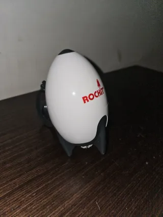 Robot mecedor blanco con cohete