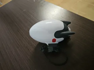 Robot mecedor blanco con cohete