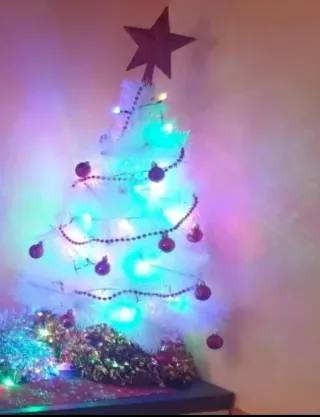 Árbol de Navidad con luces y adornos