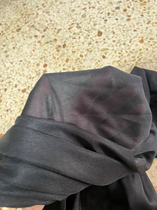Capa negra con capucha