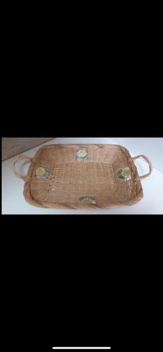 Cesto in vimini con manici e decorazioni floreali